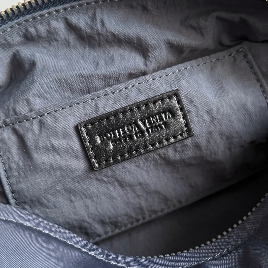 Batch 1160 Bottega Veneta When BV's classic genes are integrated into daily storage, this new bag directly understands the "advanced practical aesthetics"✨The new storage bag reshapes the sense of daily ritual with a low-key luxury attitude. The selection of high-quality nylon is light but tough. It reflects BV's dedication to quality. It can withstand the bumps of the journey and complement the daily sophistication. The large capacity is amazing, and the partitioned storage is ingeniously designed. Cosmetics and small items are in their proper places. Business trips, travels, and commuting are all about worry-free storage in one package. Style number: 806369 Size: 20*10*9cm